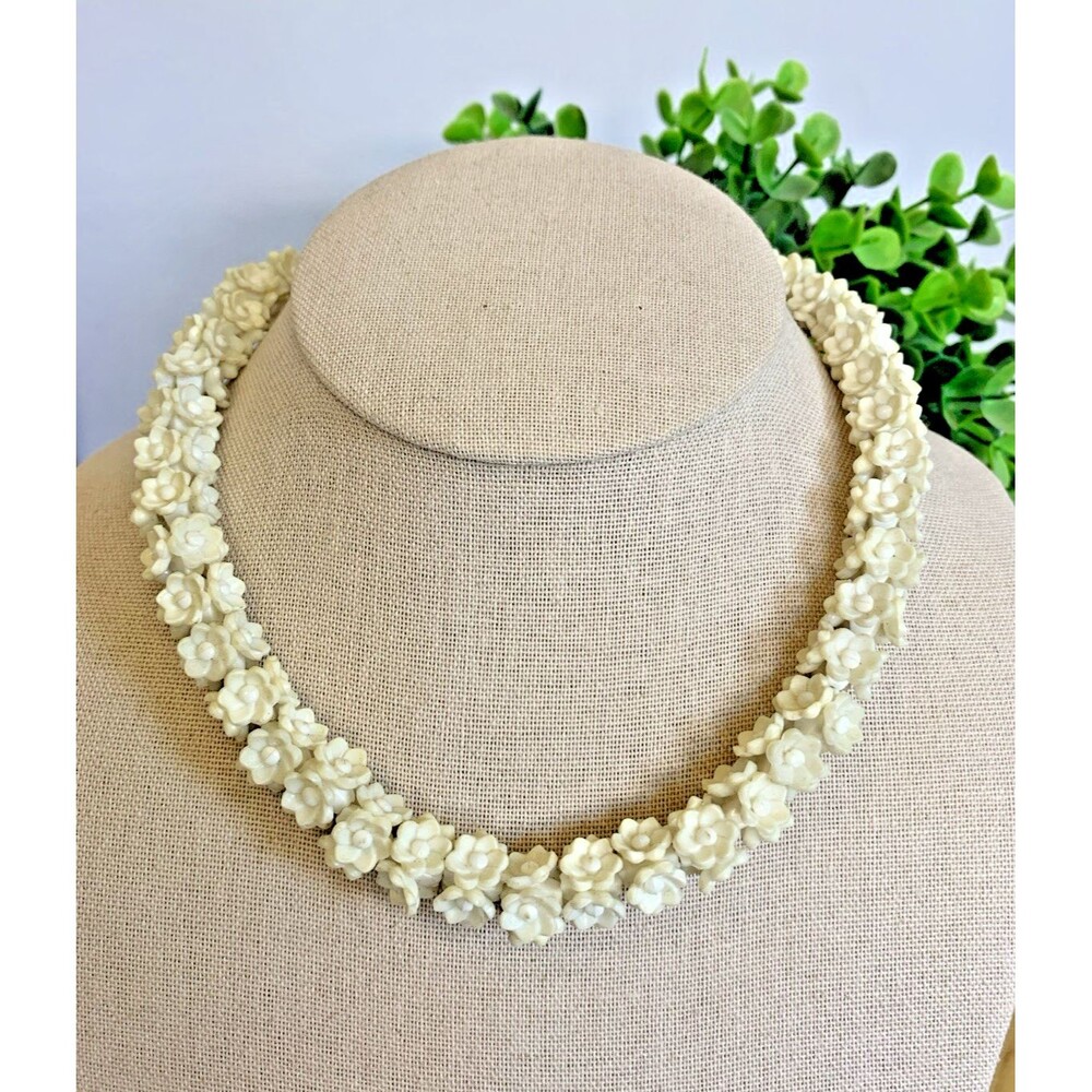 Vintage Trifari White Plastic Flower Necklace Floral Lei Choker Mid Century